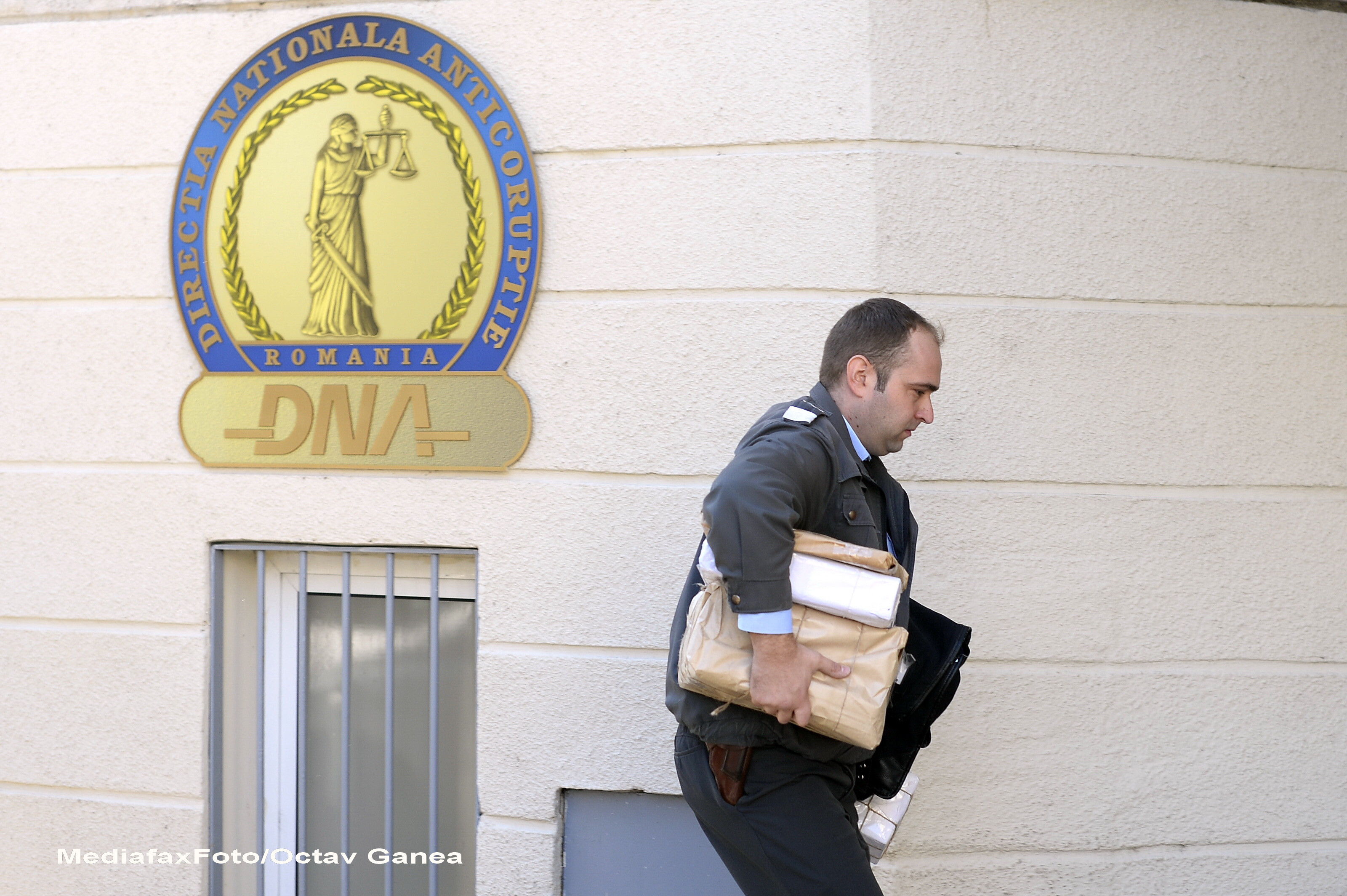 Seful Sectiei de Chirurgie Cardiovasculara la SJ Constanta, prins cand lua mita 3.000 de lei