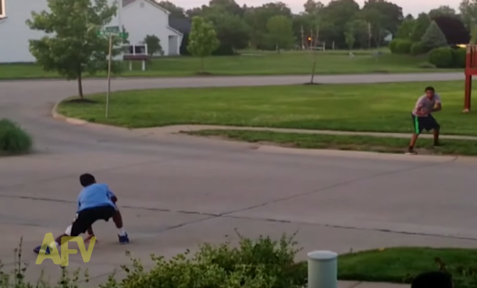 Este cu siguranta una dintre cele mai bune farse. Ce se intampla cand doi copii se prefac ca trag de o sfoara - VIDEO