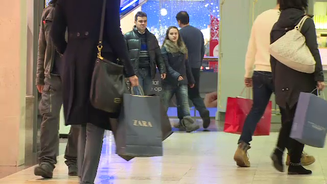 "A fost ca o avalansa". Romanii care au lasat cumparaturile de Mos Nicolae pe ultima suta de metri au paralizat Capitala