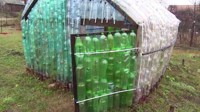 Gest impresionant la o scoala din Gorj. Elevii au adunat PET-urile de pe soseaua Transalpina si au construit o sera din ele