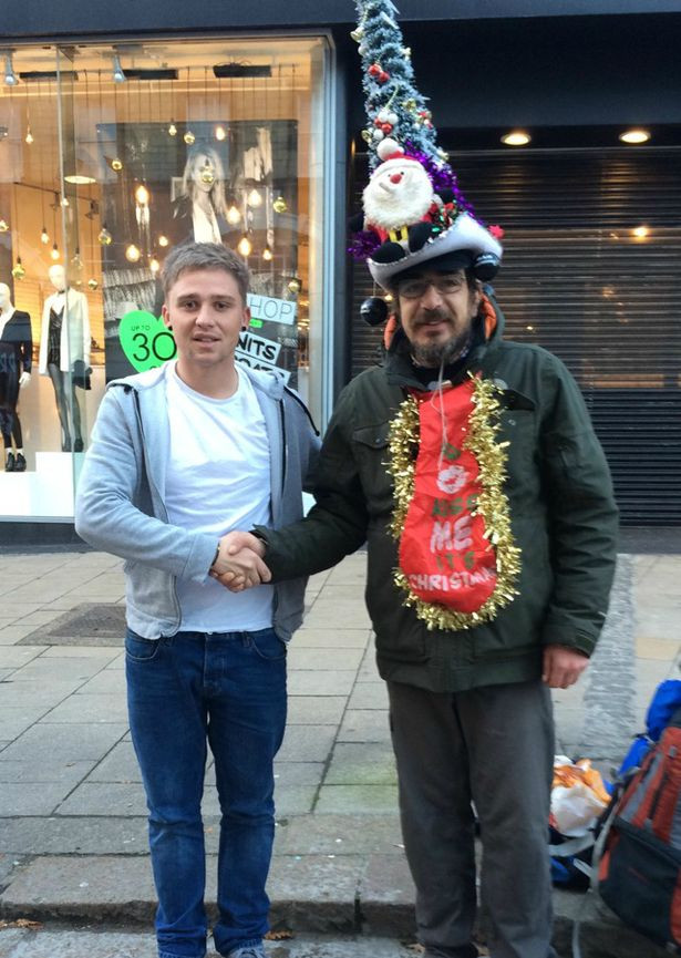 I-a cumparat cafea si mancare unui om al strazii, timp de patru luni. Ce a facut cersetorul apoi e o lectie de viata