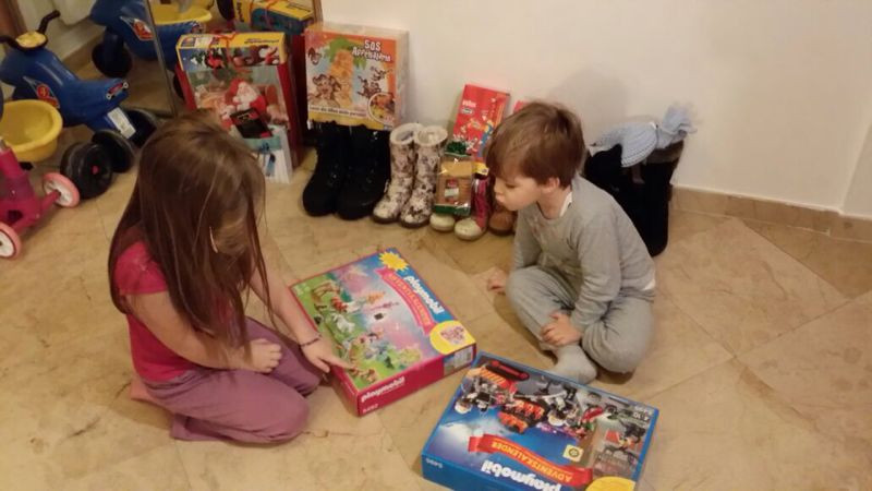 Reactiile copiilor cand gasesc in ghete cadourile lasate de Mos Nicolae. Cei foarte cuminti au primit tablete. VIDEO si FOTO