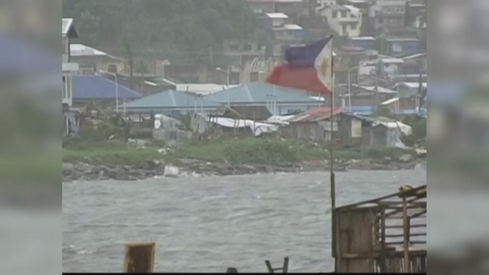 Taifunul Hagupit a lovit Insulele Filipine. Milioane de oameni s-au refugiat in biserici si adaposturi