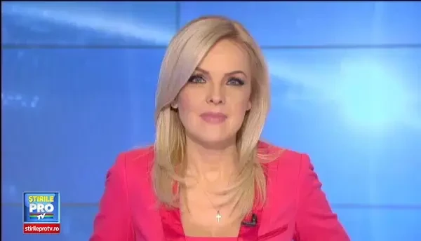 Un ied nastrusnic a ajuns vedeta in Marea Britanie: Toata lumea il adora. Ii place sa muste sireturile oamenilor