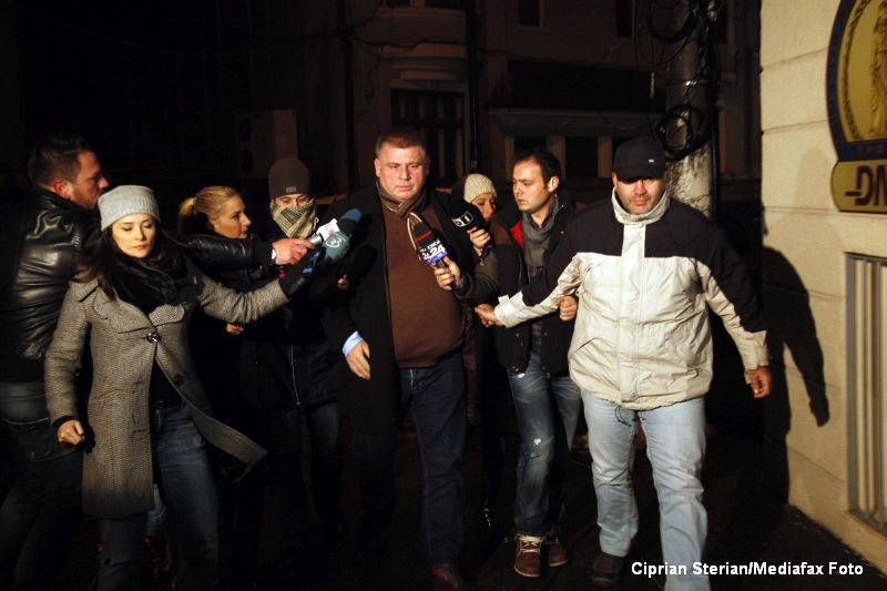 Presedintele CJ Buzau avea aparatura de bruiaj in birou si mergea la vrajitoare. Mita de 50.000 de euro in sticla de whisky