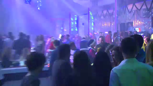 Bucurestenii au petrecut toata noaptea in club si si-au etalat cadourile de Mos Nicolae: "Am primit un iubit!"