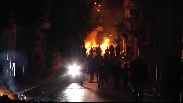 Proteste violente la Atena. Mii de oameni s-au batut cu politistii, au vandalizat magazine si au incendiat pubele de gunoi