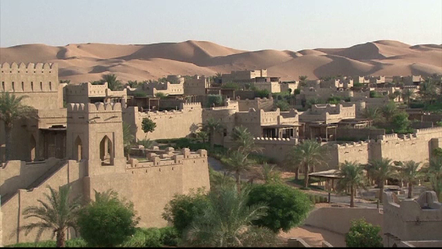 Hotelul la care ajungi cu parapanta si camera de hotel ambulanta. Locuri exotice pentru a va petrece vacanta de iarna