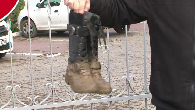 Ce "cadou" a primit directorul Apa Prod Deva de Mos Nicolae, de la locuitorii furiosi: "Sa vada si el cum e"