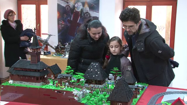 Cum arata satul maramuresean construit din 15.000 de piese lego. Macheta reproduce in cele mai mici detalii viata de la sat