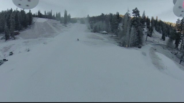 Americanii au deschis sezonul de schi. Cum reusesc sa aiba partii cu zapada din belsug si in statiunile in care nu a nins