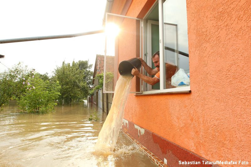 COD PORTOCALIU de inundatii, in doua judete. Alte 10, sub COD GALBEN: 80 de case inundate in Dambovita