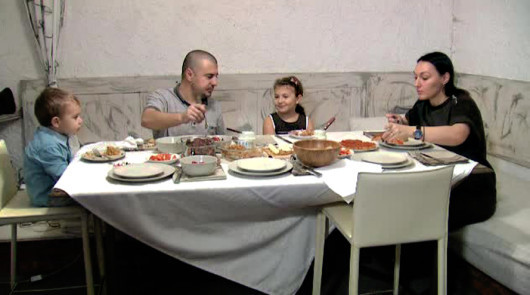 Nu aveau nici bani de paine, iar acum conduc o afacere de jumatate de milion de euro. Povestea familiei "regilor iaurtului"