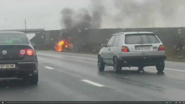 Accident spectaculos pe autostrada 1. In urma impactului cu alta masina, un Logan a fost aruncat pe un camp si a luat foc