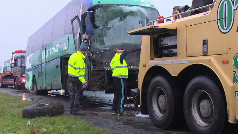 Tragedie evitata in ultimul moment. Un autocar cu zece persoane la bord s-a lovit puternic de un TIR aflat pe contrasens