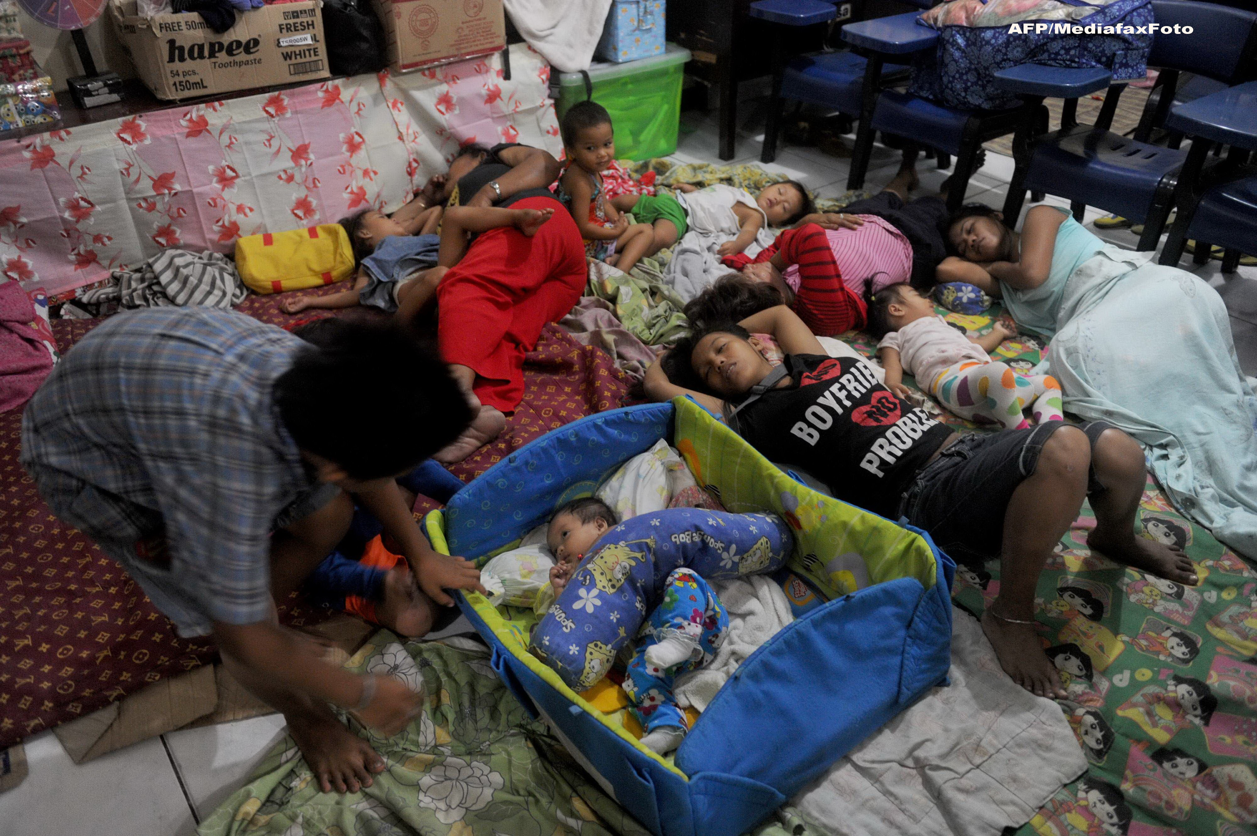 Furia naturii, sub forma taifunului Hagupit: "Copaci si linii telefonice sunt la pamant, acoperisuri din tabla smulse". FOTO