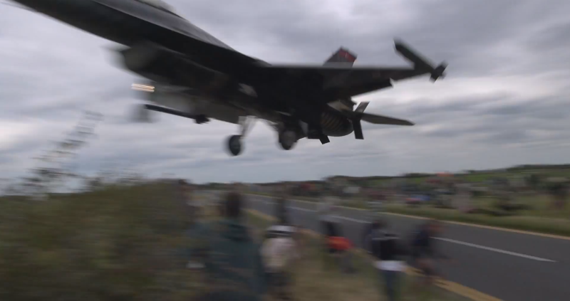 Un miting aviatic s-ar fi putut transforma intr-o tragedie. Pilotii au avut probleme la aterizare. VIDEO