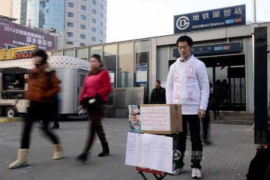 Povestea dramatica a unui barbat din China. Se lasa batut contra cost pentru a-si salva fiul de la moarte