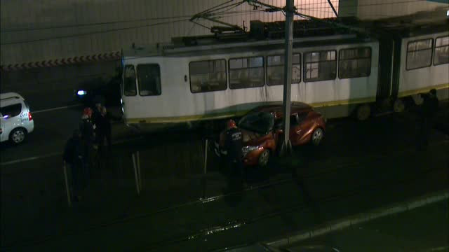 Manevra inconstienta a unui sofer a dus la deraierea unui tramvai in Capitala. Patru persoane au ramas captive in masina