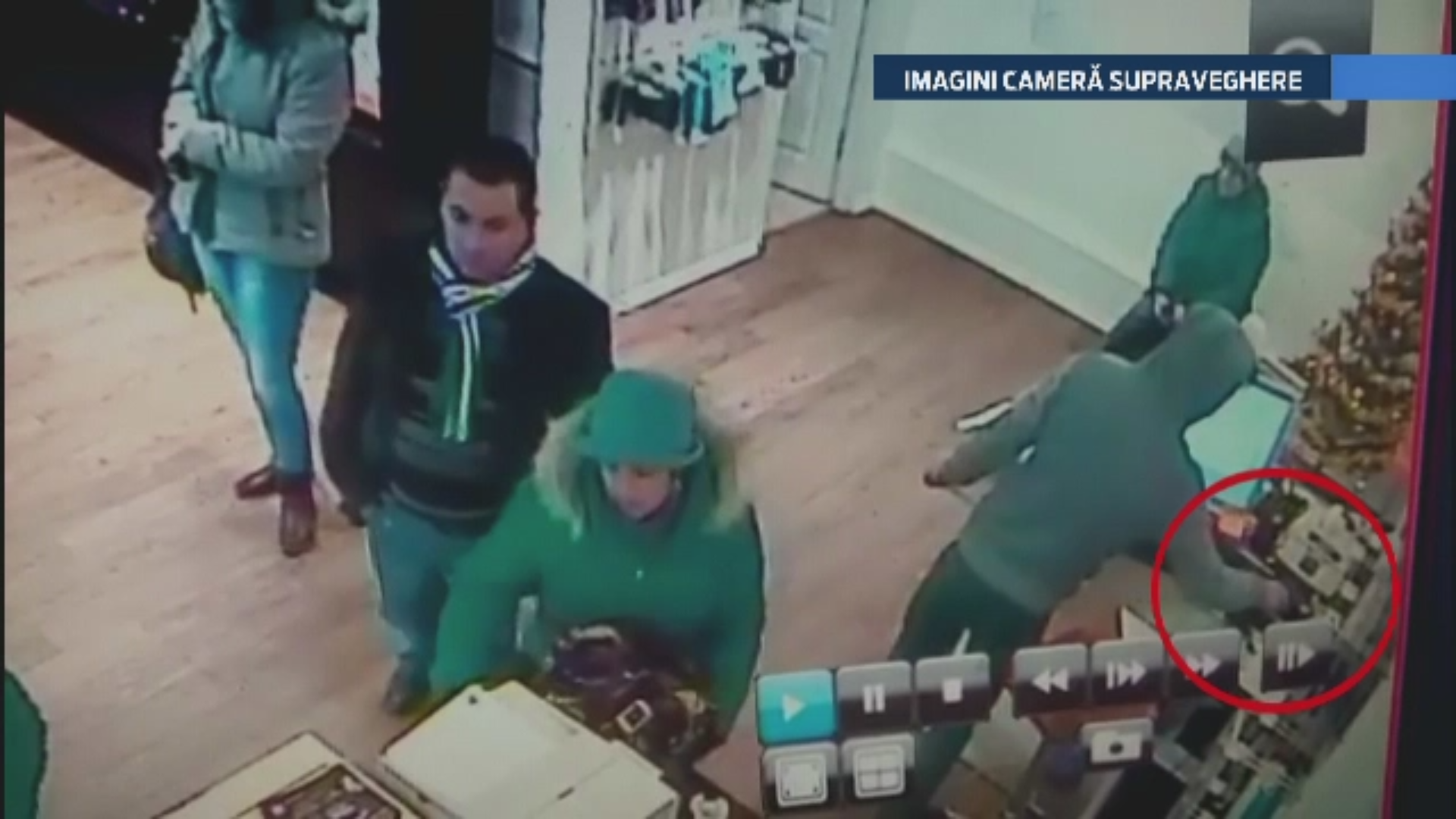 Momentul in care un hot din Gherla pleaca dintr-un magazin cu un telefon de 2.000 de lei. Imagini camera de supraveghere