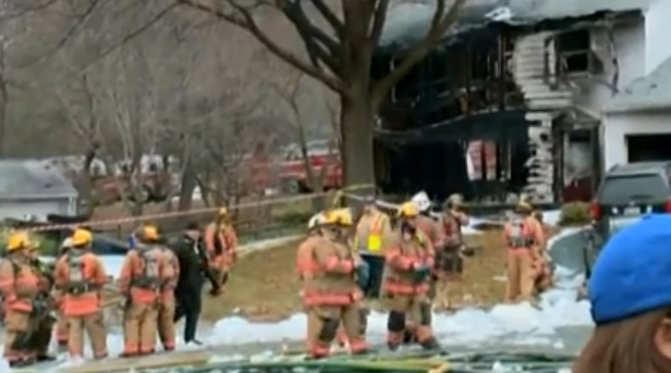 Un avion s-a prabusit peste doua case, in apropiere de Washington. Trei oameni au murit si alti trei sunt dati disparuti