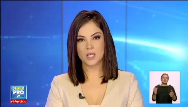 Barbat, sfasiat de trei lei intr-o gradina zoologica din Barcelona. Barbatul a sarit singur in cusca animalelor. VIDEO