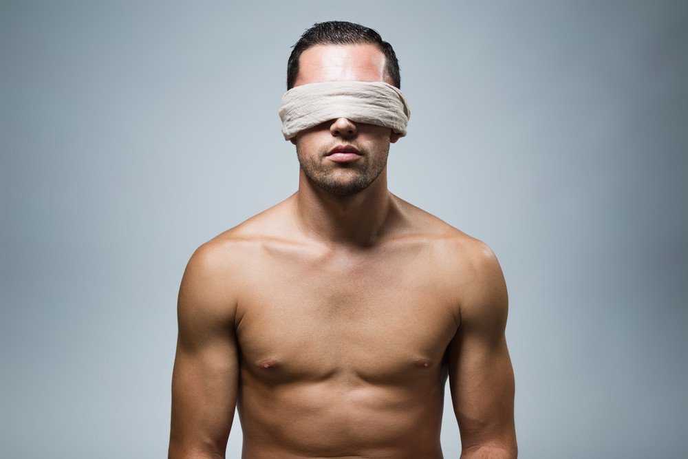 Si-a legat sotul la ochi si i-a spus ca are o surpriza pentru el. Ce a urmat a fost un adevarat cosmar pentru barbat