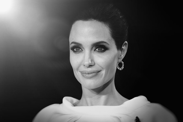 Testul prin care Angelina Jolie a aflat ca are 87% risc de cancer mamar se face si in Romania. Ce presupune acesta
