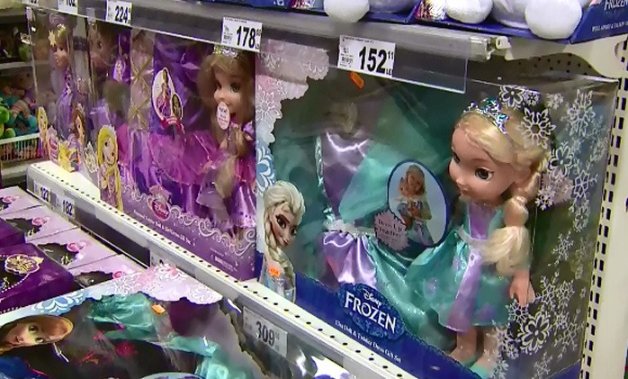 Fenomenul "Frozen" ingheata concurenta. Copiii nu mai vor papusa Barbie, ci personajele din faimosul film Disney