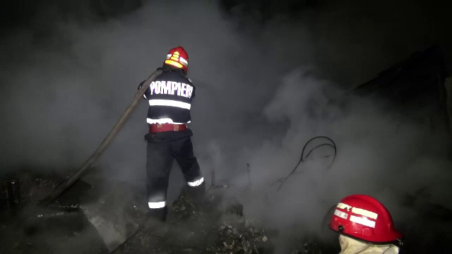 O vila din Comarnic, distrusa pentru ca autospeciala era defecta. Doi pompieri au fost raniti dupa ce o butelie a explodat