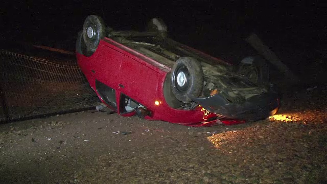 Poleiul face noi victime. Un batran ar putea ramane paralizat dupa ce masina in care se afla s-a rasturnat pe gheata