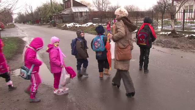 Situatie grea pentru zeci de copii din Braila. Parintii nu mai au bani sa-i trimita cu microbuzul la scoala aflata la 5 km