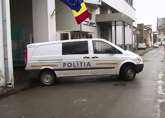 Membrii unei retele de trafic de droguri, audiati de procurorii DIICOT din Braila. Acestia erau coordonati de un politist
