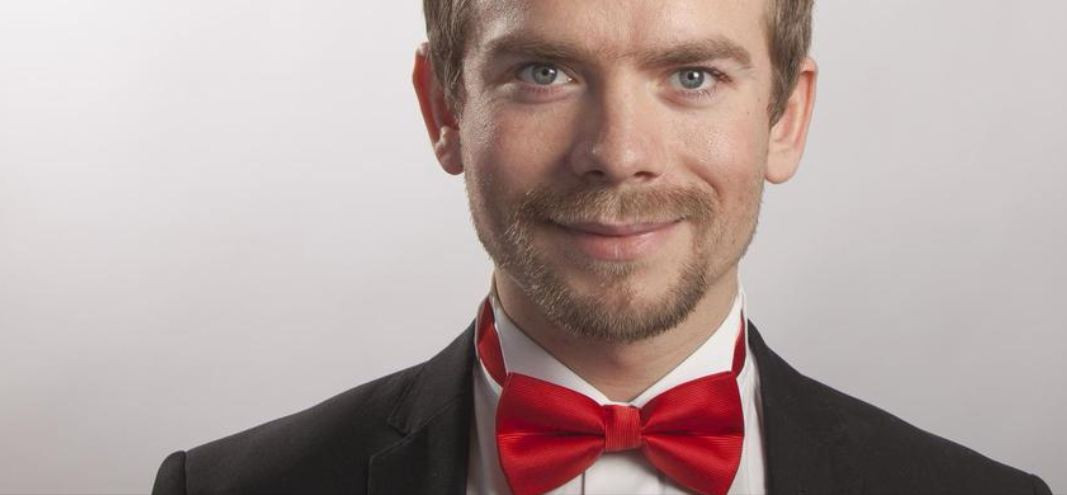 The Guardian: "Copiii lui Ceausescu". Povestea lui Visinel Balan, crescut in orfelinatele comuniste, licentiat acum in drept