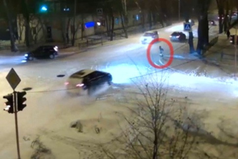 Accident surprins de camerele de supraveghere: o tanara de 13 ani este spulberata de un sofer grabit. VIDEO