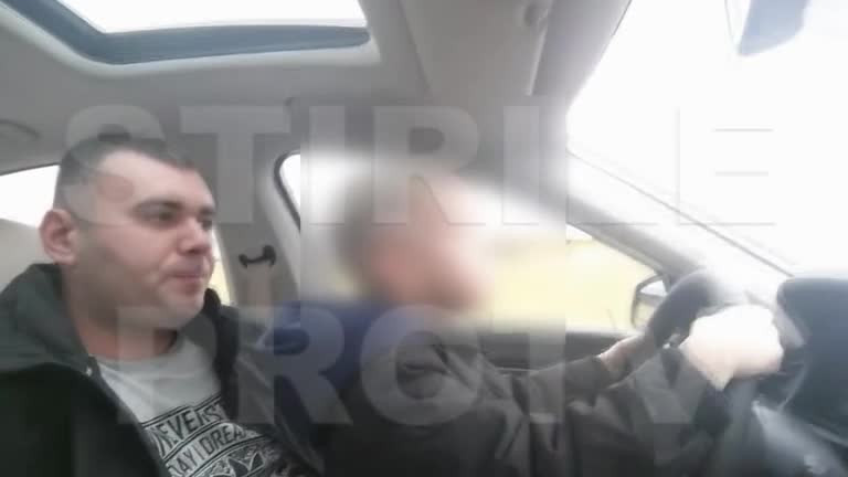 Un tata din Craiova s-a filmat in timp ce-si pune fiul de doar cativa ani sa conduca masina. Imaginile au ajuns pe internet