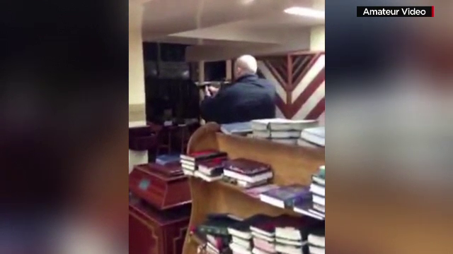 Tragedie intr-o sinagoga din New York. Un barbat a fost impuscat mortal dupa ce a atacat cu un cutit un student evreu