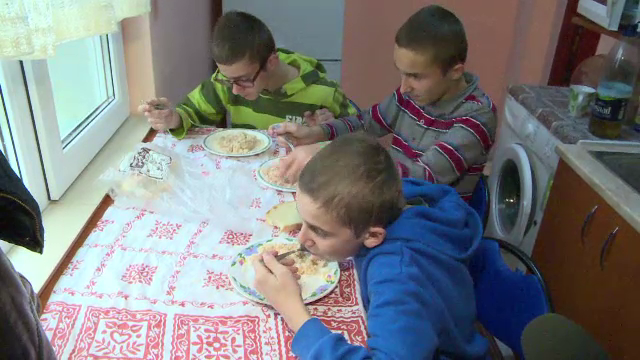 Exemplul dat de trei orfani care isi poarta singuri de grija. Cea mai mare dorinta pe care o au trei frati inainte de Craciun