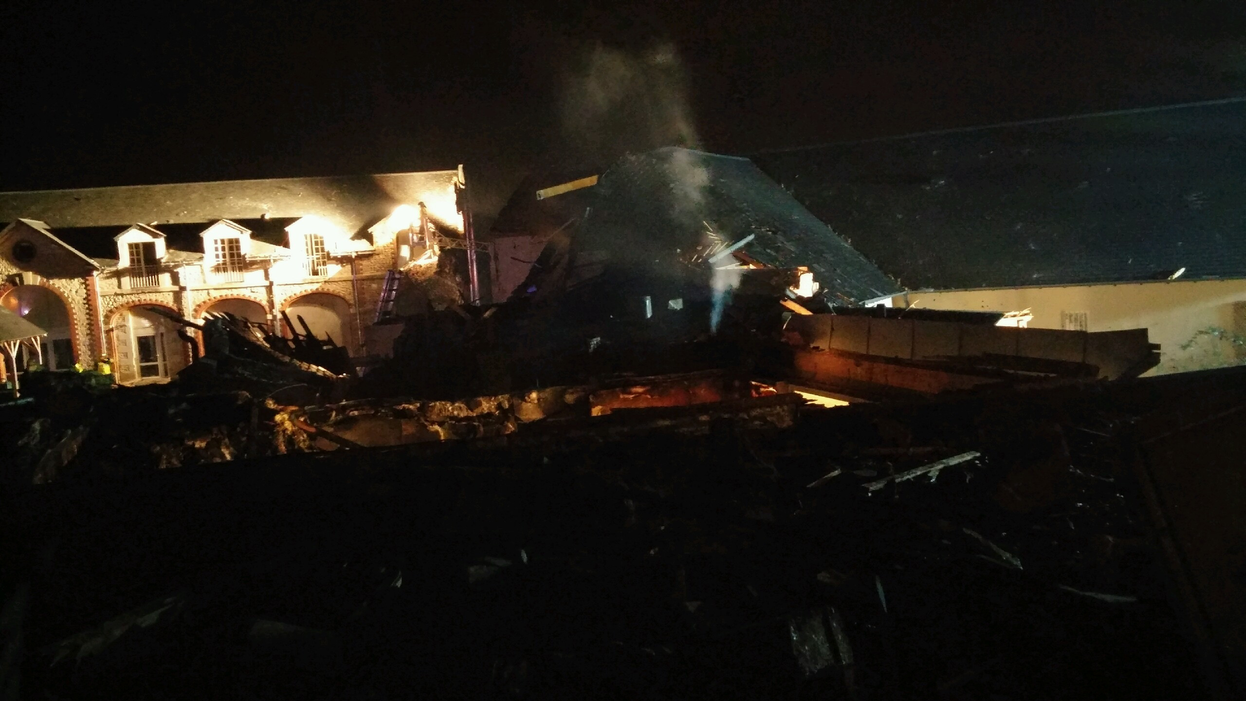 Un avion militar s-a prabusit in Franta pe un centru pentru persoanele cu dizabilitati. Cel putin o persoana a murit