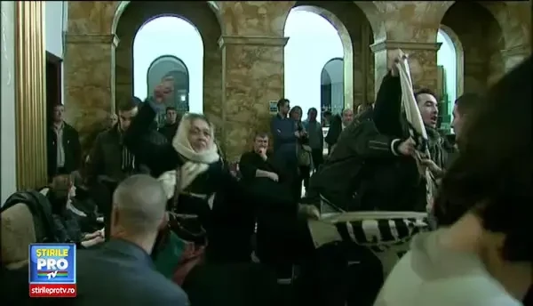 Ion Iliescu, agresat din nou. Un tanar i-a strigat Criminalule! Au murit degeaba pentru tine, vei fi judecat de istorie