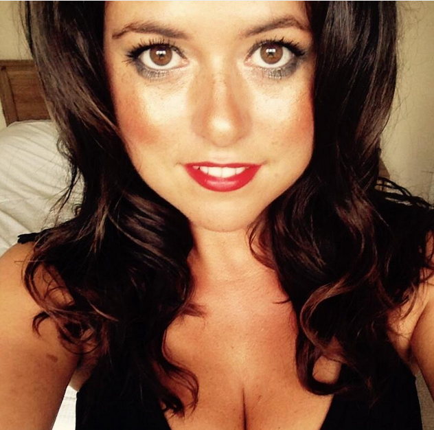 Se lauda cu un bust impresionant, asa ca a decis sa faca bani din asta. Ce idee a avut sotia unui politician britanic