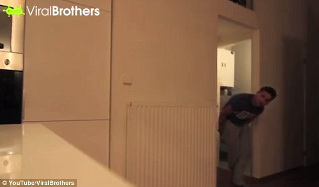 Cea mai horror farsa facuta vreodata. Iubita unui tanar i-a stropit hartia igienica cu spray cu piper. VIDEO