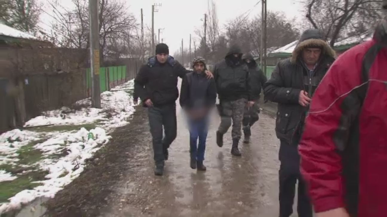 Au intrat peste ei in casa in toiul noptii, i-au luat la bataie si le-au furat putinii bani. Acum risca 10 ani de inchisoare