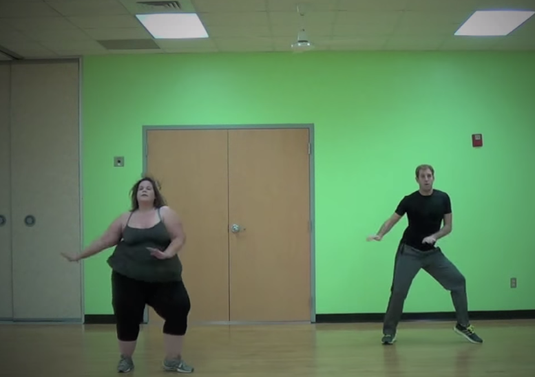 Dansatoarea supraponderala care a cucerit internetul era aproape anorexica in liceu. Cum a ajuns sa cantareasca 172 kg