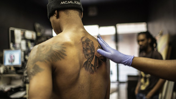 Nelson Mandela "lives on my skin" Cat de raspandite sunt tatuajele cu Mandela la un an dupa moartea sa! FOTO
