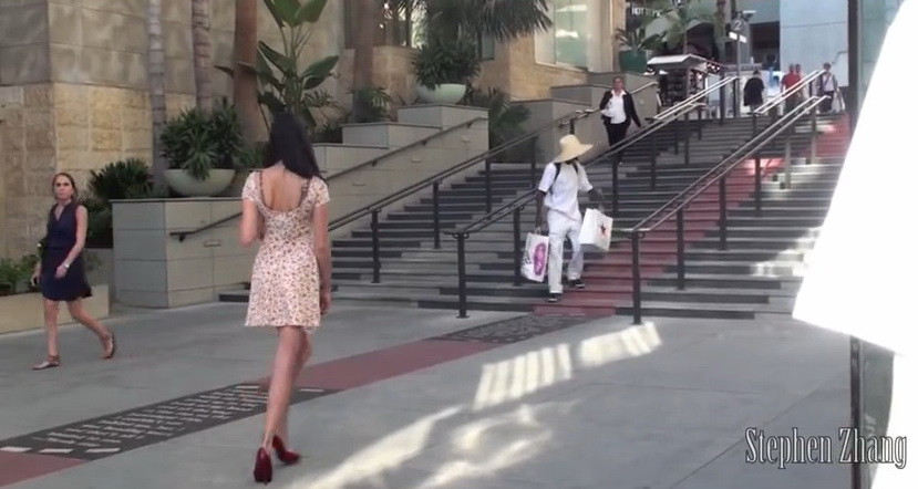 12.000.000 de oameni au vazut clipul: O tanara in stare de ebrietate cere ajutorul unor barbati necunoscuti sa ajunga acasa! VIDEO