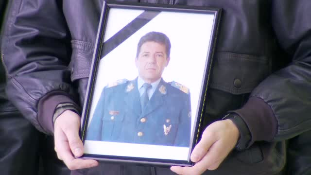 Pilotul elicopterului prabusit in judetul Sibiu a fost inmormantat cu onoruri militare. Mesajul sfasietor al fiicei sale