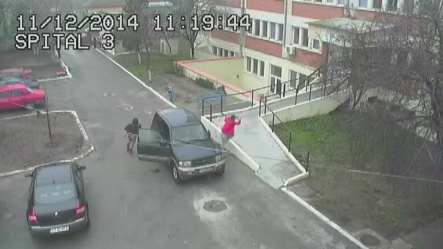 O fetita de un an a murit dupa ce a fost calcata de Jeepul sub care se juca. Imagini cutremuratoare surprinse cu tatal ei