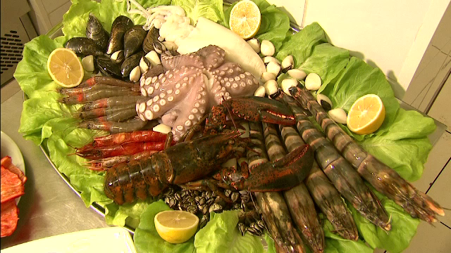 Romanii au dat de gustul delicateselor si renunta la sarmale de Craciun. Pretul exorbitant platit pentru meniurile exotice