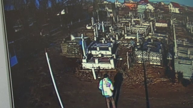 Camera de supraveghere dintr-un cimitir a devenit "Skype" pentru o familie din Craiova. "E o bucurie mare sa-mi vad mama"